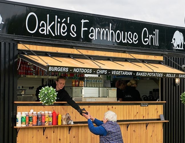 Oaklie‘s Farmhouse Grill & Farmhouse Spuds logo